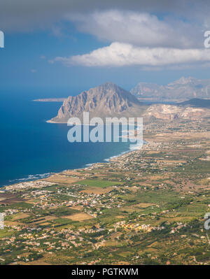 Vue panoramique du Mont Cofano et le littoral de Erice, province de Trapani, en Sicile. Banque D'Images