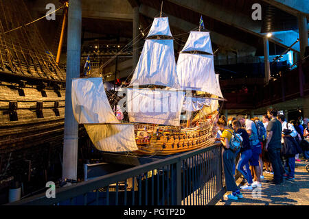 Les visiteurs du Musée Vasa à à une réplique miniature du navire, Stockholm, Suède Banque D'Images