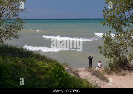 Beverly Shores, Indiana - un homme et une femme sur la plage à l'Indiana Dunes National Lakeshore, à l'extrémité sud du lac Michigan. Banque D'Images