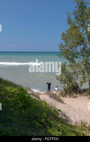 Beverly Shores, Indiana - un homme et une femme sur la plage à l'Indiana Dunes National Lakeshore, à l'extrémité sud du lac Michigan. Banque D'Images