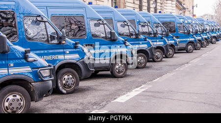 Une rangée de police ou de gendarmerie bleu cars garé à l'extérieur de la Préfecture de Police de Paris sur l'Ile de la Cité à Paris France. Banque D'Images