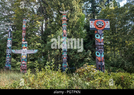 La main colorés totems du parc Stanley, Vancouver, Colombie-Britannique, Canada.abor Banque D'Images