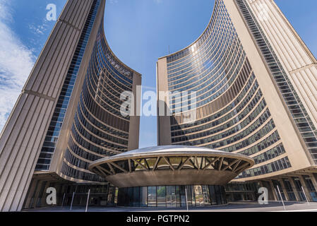 L'hôtel de ville de Toronto avec ses tours courbes originales entourant le navire de l'espace comme du Conseil de l'hôtel. Situé au centre-ville de Toronto (Ontario) Canada. Banque D'Images