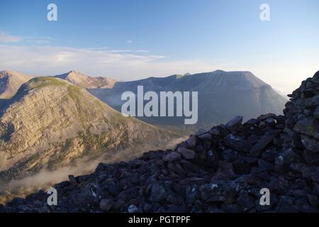 Géologie structurale importante base pliée de quartzite Ruadh-stac Beag Peak. Torridon, Kinlochewe, Ecosse, Royaume-Uni. Banque D'Images