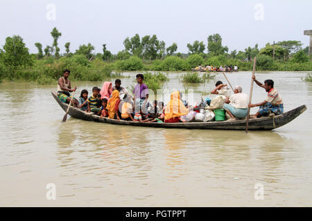 Myanmar : fuyant les réfugiés rohingyas traversant la rivière Naf par les bateaux pour entrer en territoire du Bangladesh pour se mettre à l'abri que le Myanmar opération militaire contre les musulmans rohingyas dans l'État de Rakhine au Myanmar, le 7 septembre 2017. Le monde plus grand camp de réfugiés au Bangladesh où plus d'un million de personnes vivent dans des Rohingyas et bambou et feuille de bâche. Plus d'un demi-million de réfugiés Rohingyas de l'État de Rakhine au Myanmar, ont fui au Bangladesh depuis août 25, 2017 D'après l'ONU. © Asad Rehman/Alamy Stock Photo Banque D'Images