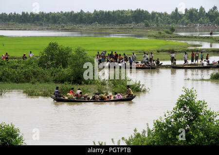 Myanmar : fuyant les réfugiés rohingyas traversant la rivière Naf par les bateaux pour entrer en territoire du Bangladesh pour se mettre à l'abri que le Myanmar opération militaire contre les musulmans rohingyas dans l'État de Rakhine au Myanmar, le 7 septembre 2017. Le monde plus grand camp de réfugiés au Bangladesh où plus d'un million de personnes vivent dans des Rohingyas et bambou et feuille de bâche. Plus d'un demi-million de réfugiés Rohingyas de l'État de Rakhine au Myanmar, ont fui au Bangladesh depuis août 25, 2017 D'après l'ONU. © Asad Rehman/Alamy Stock Photo Banque D'Images