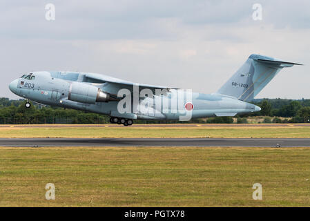 Une Kawasaki C-2 les avions de transport militaire de la Japan Air Self-Defense Force. Banque D'Images