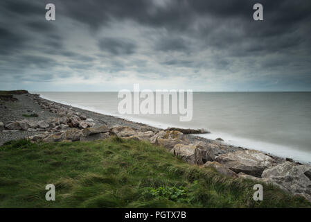 La rive ouest et la plage déserte de Walney Island au large de la côte de Cumbria en été avec une longue exposition sur la mer et plage de galets. Banque D'Images