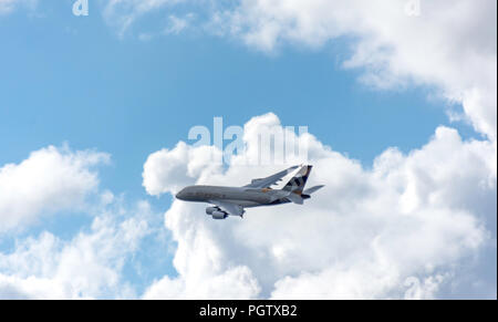 Etihad Airways Airbus A380-861 décollant de l'aéroport de Heathrow, Londres, Angleterre, Royaume-Uni Banque D'Images