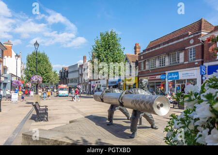 Le "Lino" sculpture sur zone piétonne High Street, Staines-upon-Thames, Surrey, Angleterre, Royaume-Uni Banque D'Images