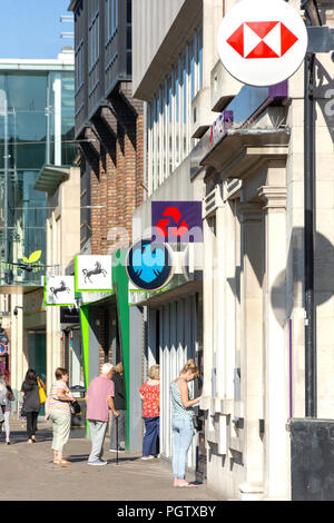 Rangée de grandes banques (Lloyds, Barclays, Nat West & HSBC), High Street, Staines-upon-Thames, Surrey, Angleterre, Royaume-Uni Banque D'Images