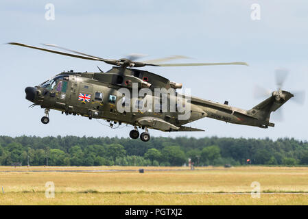 Un AgustaWestland AW101 Merlin d'hélicoptères de moyen de la Marine royale britannique. Banque D'Images