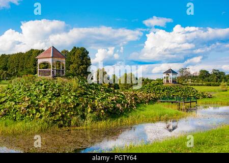 Magnifique parc avec étang près de l'église Sainte-Anne à Mosar, Bélarus, le site de la mission des Jésuites Banque D'Images