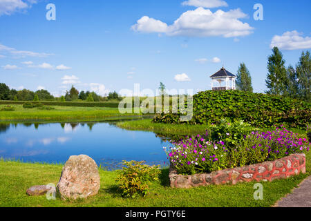 Magnifique parc avec étang près de l'église Sainte-Anne à Mosar, Bélarus, le site de la mission des Jésuites Banque D'Images