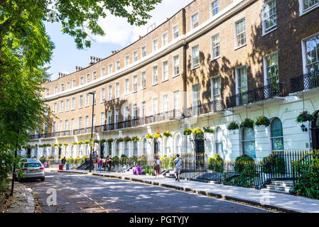 Crescent britannique classique avec des maisons de ville de style géorgien dans une journée d'été avec des gens qui marchent sur le trottoir. London, UK Banque D'Images