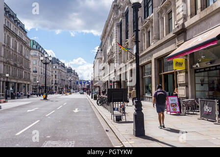 Regent Street vide sur une journée ensoleillée près de l'Université de Westminster, Marylebone, London, UK, Banque D'Images
