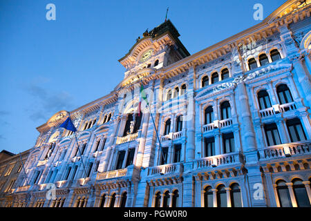 Hôtel de ville (Palazzo del Municipio) au crépuscule sur la Piazza dell'Unita d'Italia, Trieste, Italie, Province du Frioul. Terminé en 1875, il a été conçu par Banque D'Images