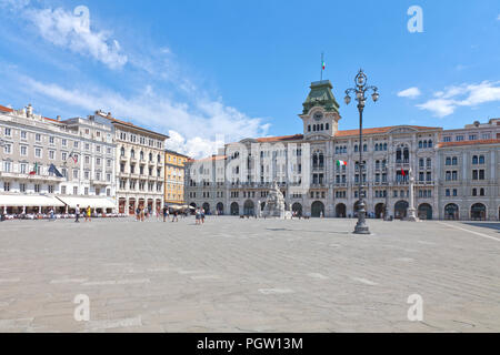 Vue partielle, la Piazza dell'Unita 'Italia, Trieste, Italie, Province du Frioul. Elle est considérée comme la plus grande place publique en Europe qui fait face à la mer (Marc Banque D'Images