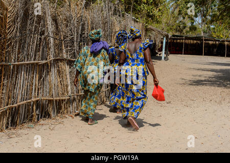 KASCHOUANE, SÉNÉGAL - 29 Apr 2017 : les femmes Diola non identifiés en vêtements traditionnels à pied le long de la rue en Kaschouane village. Diolas sont l'origine ethnique Banque D'Images