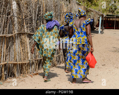 KASCHOUANE, SÉNÉGAL - 29 Apr 2017 : les femmes Diola non identifiés en vêtements traditionnels à pied le long de la rue en Kaschouane village. Diolas sont l'origine ethnique Banque D'Images