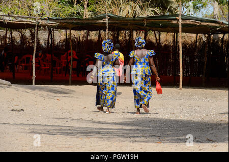 KASCHOUANE, SÉNÉGAL - 29 Apr 2017 : les femmes Diola non identifiés en vêtements traditionnels à pied le long de la rue en Kaschouane village. Diolas sont l'origine ethnique Banque D'Images