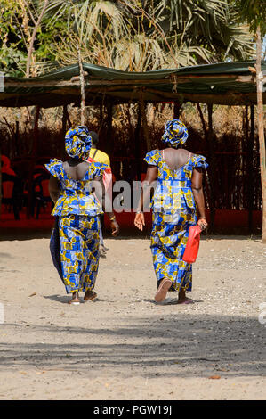 KASCHOUANE, SÉNÉGAL - 29 Apr 2017 : les femmes Diola non identifiés en vêtements traditionnels à pied le long de la rue en Kaschouane village. Diolas sont l'origine ethnique Banque D'Images