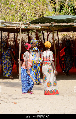 KASCHOUANE, SÉNÉGAL - 29 Apr 2017 : les femmes Diola non identifiés en vêtements traditionnels à pied le long de la rue en Kaschouane village. Diolas sont l'origine ethnique Banque D'Images