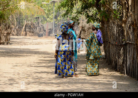 KASCHOUANE, SÉNÉGAL - 29 Apr 2017 : les femmes Diola non identifiés en vêtements traditionnels à pied le long de la rue en Kaschouane village. Diolas sont l'origine ethnique Banque D'Images