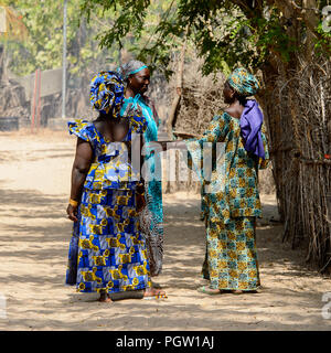 KASCHOUANE, SÉNÉGAL - 29 Apr 2017 : les femmes Diola non identifiés en vêtements traditionnels à pied le long de la rue en Kaschouane village. Diolas sont l'origine ethnique Banque D'Images