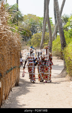 KASCHOUANE, SÉNÉGAL - 29 Apr 2017 : les femmes Diola non identifiés en vêtements traditionnels à pied le long de la rue en Kaschouane village. Diolas sont l'origine ethnique Banque D'Images