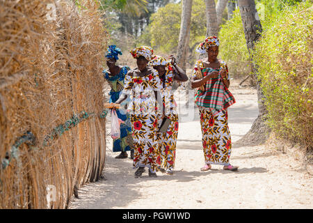 KASCHOUANE, SÉNÉGAL - 29 Apr 2017 : les femmes Diola non identifiés en vêtements traditionnels à pied le long de la rue en Kaschouane village. Diolas sont l'origine ethnique Banque D'Images