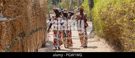 KASCHOUANE, SÉNÉGAL - 29 Apr 2017 : les femmes Diola non identifiés en vêtements traditionnels à pied le long de la rue en Kaschouane village. Diolas sont l'origine ethnique Banque D'Images