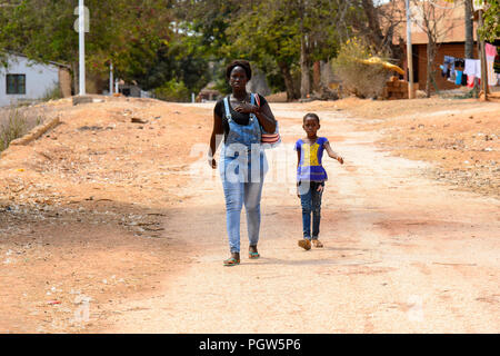 BUBAQUE, GUINÉE BISSAU - 5 mai 2017 : local non identifié femme marche avec une petite fille dans un village de l'île de Bubaque. Les gens de G.-Bissau encore Banque D'Images