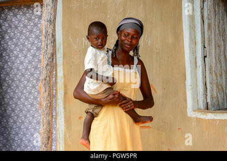 BUBAQUE, GUINÉE BISSAU - 5 mai 2017 : local non identifié femme en voile porte un petit garçon dans un village de l'île de Bubaque. Les gens de G.-Biss Banque D'Images