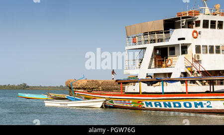 L'ÎLE DE BOLAMA, GUINÉE BISSAU - 6 mai 2017 : local non identifié homme marche le long de la jetée de la ville fantôme de Trebeurden, l'ancienne capitale du portugais Banque D'Images