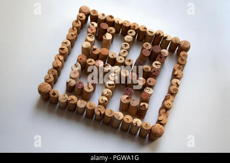 Wine corks motif clé grecque isolé sur fond blanc Banque D'Images