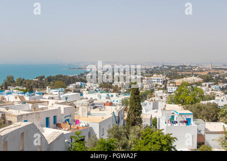 Paysage urbain typique avec des maisons de couleur bleu blanc à Sidi Bou Saïd, Tunisie, Afrique Banque D'Images