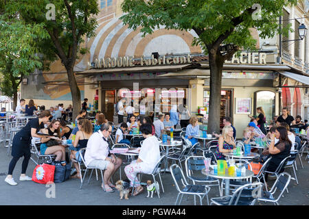 LYON, FRANCE- le 21 août 2018 : Bouchon -glacier local traditionnel à Lyon où l'on mange des spécialités de Lyon et de la région. Il y a 30 bouchons en Banque D'Images