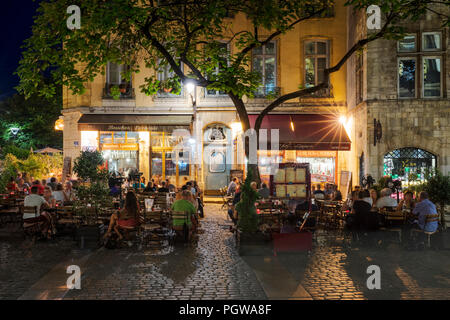 LYON, FRANCE- le 21 août 2018 : Bouchon - restaurant traditionnel local à Lyon où l'on mange des spécialités de Lyon et de la région. Il y a des bouchons 30 Banque D'Images