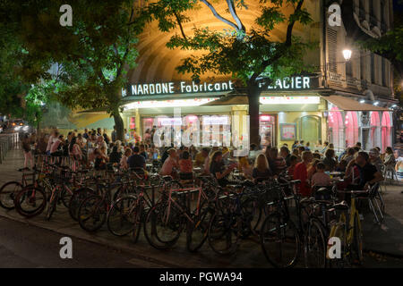 LYON, FRANCE- le 21 août 2018 : Bouchon -glacier local traditionnel à Lyon où l'on mange des spécialités de Lyon et de la région. Il y a 30 bouchons en Banque D'Images