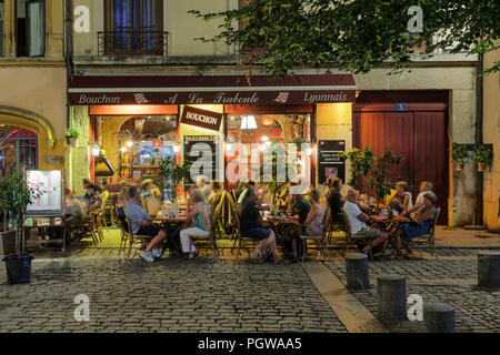 LYON, FRANCE- le 21 août 2018 : Bouchon - restaurant traditionnel local à Lyon où l'on mange des spécialités de Lyon et de la région. Il y a des bouchons 30 Banque D'Images