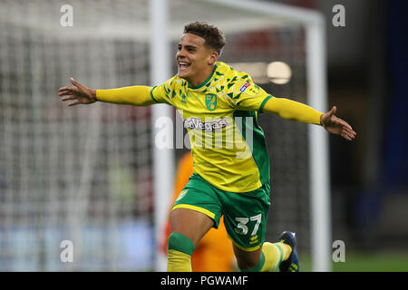 La ville de Norwich Max Aarons célèbre marquant leur troisième but lors de la Coupe du buffle, deuxième tour au Cardiff City Stadium, Cardiff. Banque D'Images