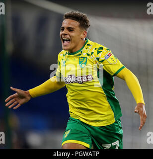 La ville de Norwich Max Aarons célèbre marquant leur troisième but lors de la Coupe du buffle, deuxième tour au Cardiff City Stadium, Cardiff. Banque D'Images