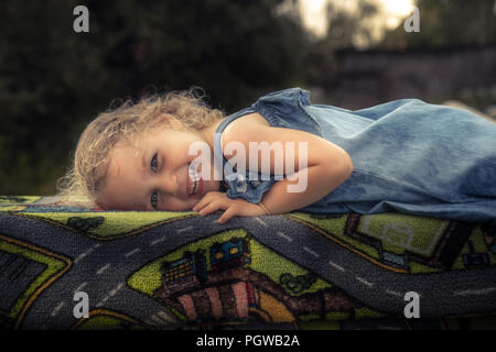 Cute girl smiling enfant joyeux heureux concept campagne enfance insouciante Banque D'Images