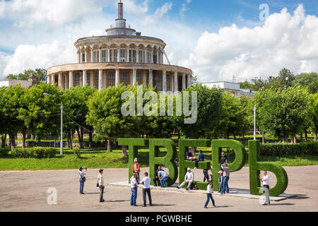 Les gens font une photos près d'une inscription "Tver' près de la rivière sur un bâtiment de la gare Waterfront Afanasy Nikitin dans le centre de la ville de Tver, Russie Banque D'Images