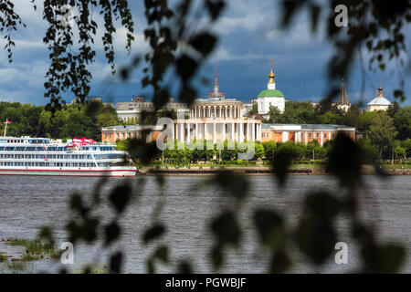 Vue sur un parc et une façade du bâtiment de la gare de la rivière au bord de l'Afanasy Nikitin dans le centre de la ville de Tver, Russie Banque D'Images