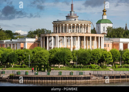 Vue sur un parc et une façade du bâtiment de la gare de la rivière au bord de l'Afanasy Nikitin dans le centre de la ville de Tver, Russie Banque D'Images