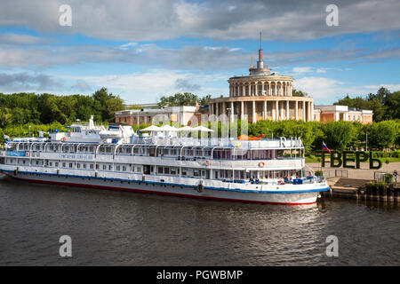 Vue sur un parc et une façade du bâtiment de la gare de la rivière au bord de l'Afanasy Nikitin dans le centre de la ville de Tver, Russie Banque D'Images