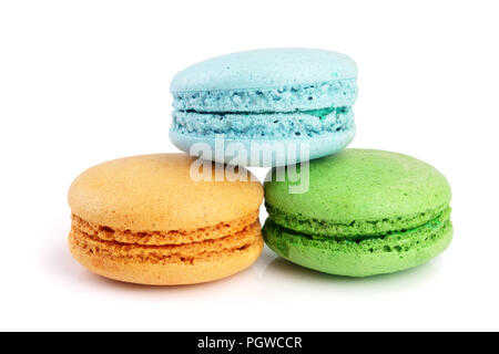 Macarons colorés isolé sur fond blanc libre Banque D'Images