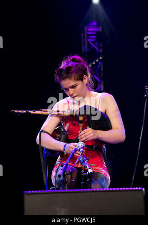 Brivehde Chaimbeul se produit sur la scène principale le premier jour au Cambridge Folk Festival 3 août 2018 Banque D'Images